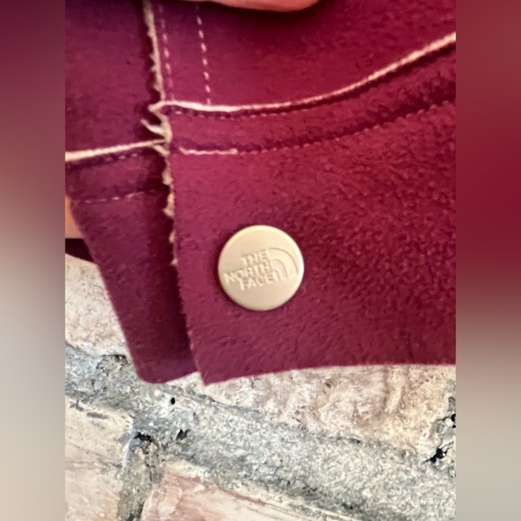 The North Face Maroon Jacket with Cream Sherpa Fleece Lining/Accents excell cond - Picture 5 of 9